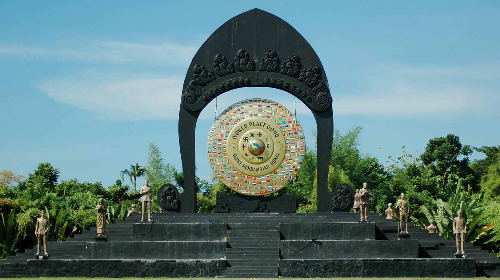Indahnya Taman Gong Perdamaian Kertalangu