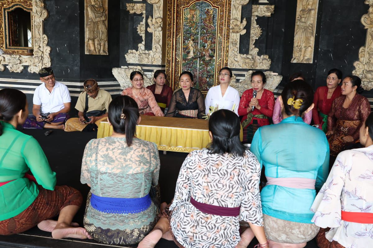 Ketua WHDI Denpasar, Ny.Antari Jaya Negara Buka Pelatihan Membuat Banten Otonan di Banjar Tembau Tengah
