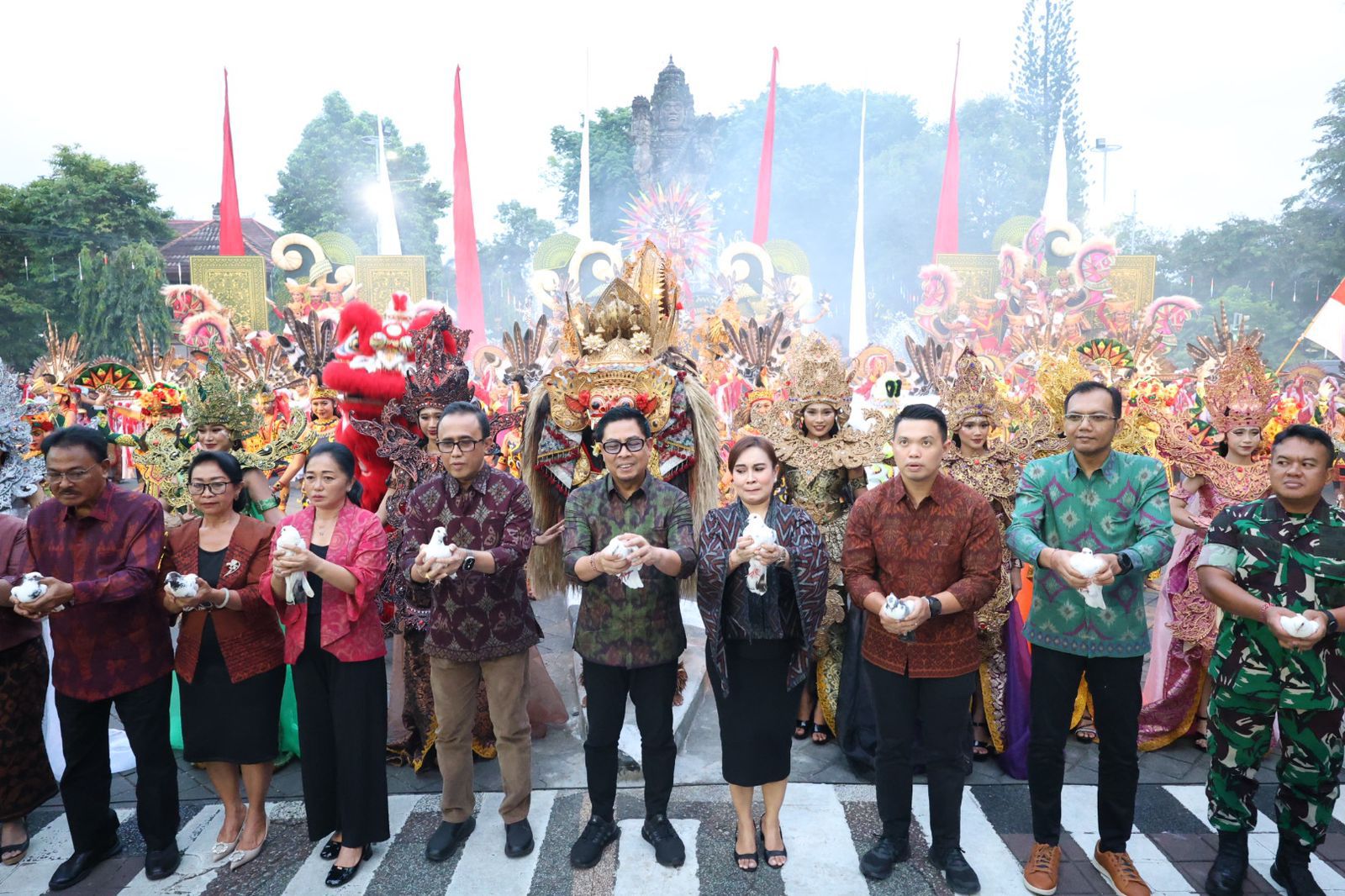  Kota Denpasar 'Melepas Matahari 2025' Dengan Sajian Pementasan Budaya    Usung Tema Bhineka Nusantara, Gelorakan Semangat Kolaborasi Untuk Denpasar 