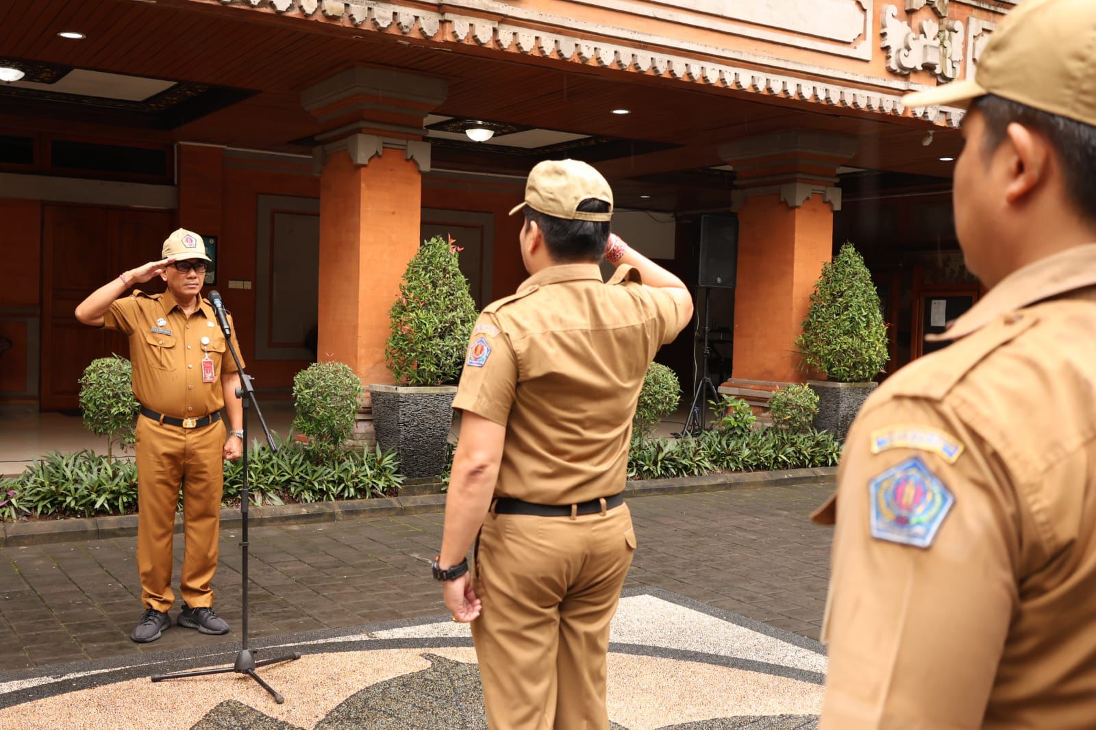 Pj. Sekda Eddy Mulya Pimpin Apel Disiplin,   Tekankan Peningkatan Kinerja dan Pelayanan Masyarakat Sebagai Resolusi Tahun 2026. 