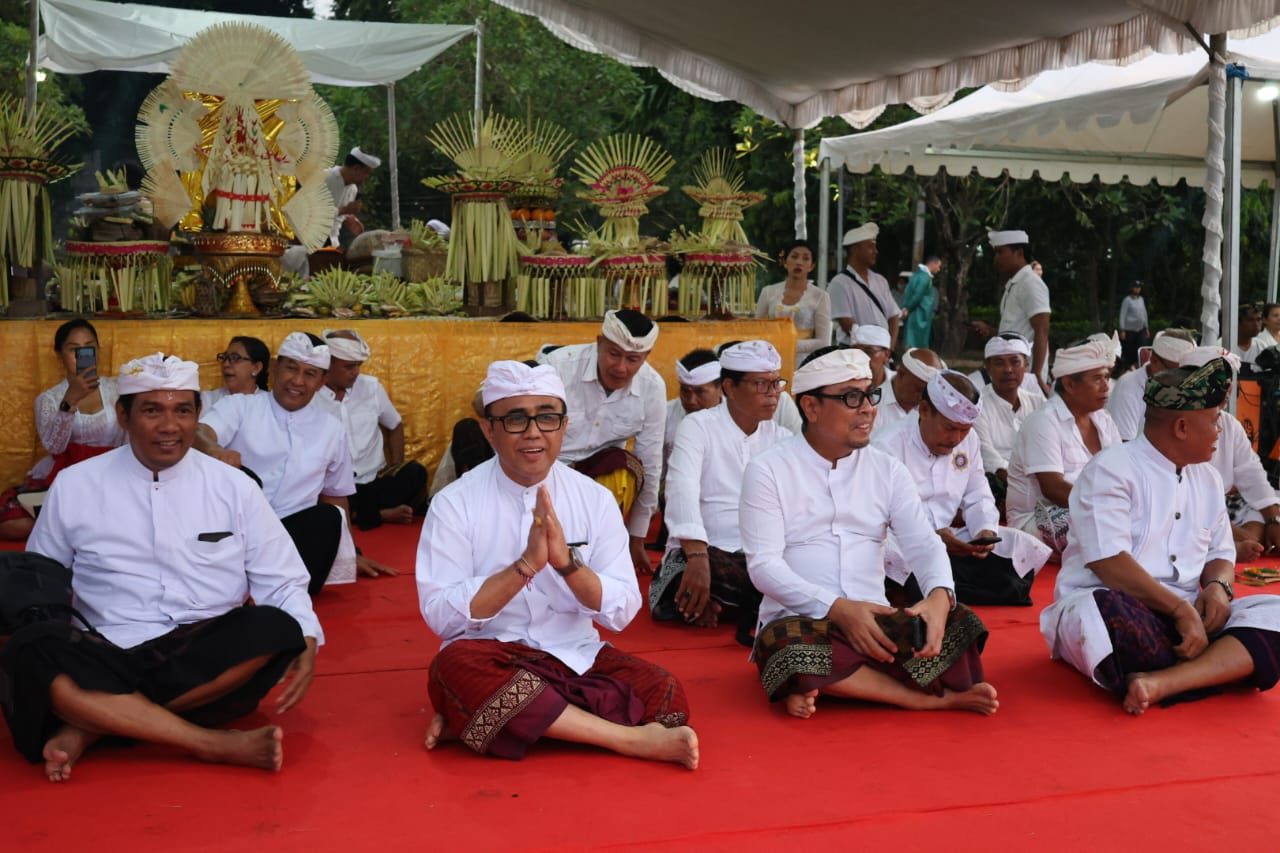 Wali Kota Denpasar, I Gusti Ngurah Jaya Negara pimpin Petinget Tumpek Krulut Wujud Rahina Tresna Asih di Kota Denpasar