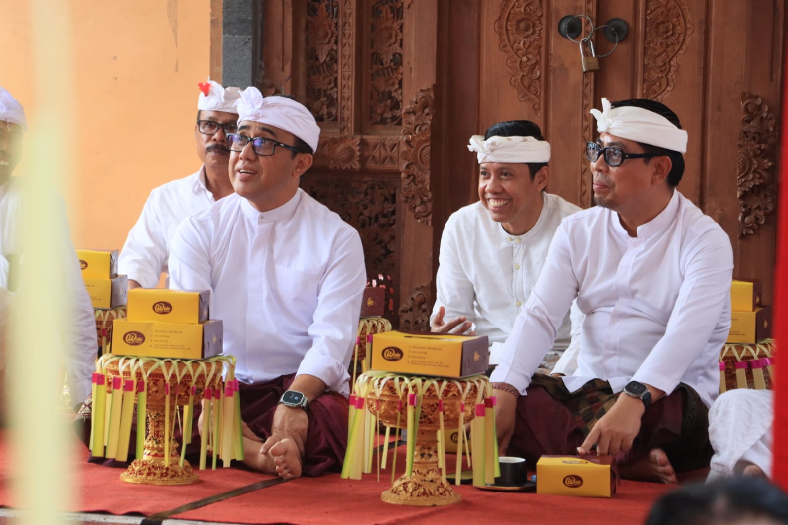 Walikota Jaya Negara Hadiri Piodalan di Pura Balai Pertemuan Warga Bina Permai