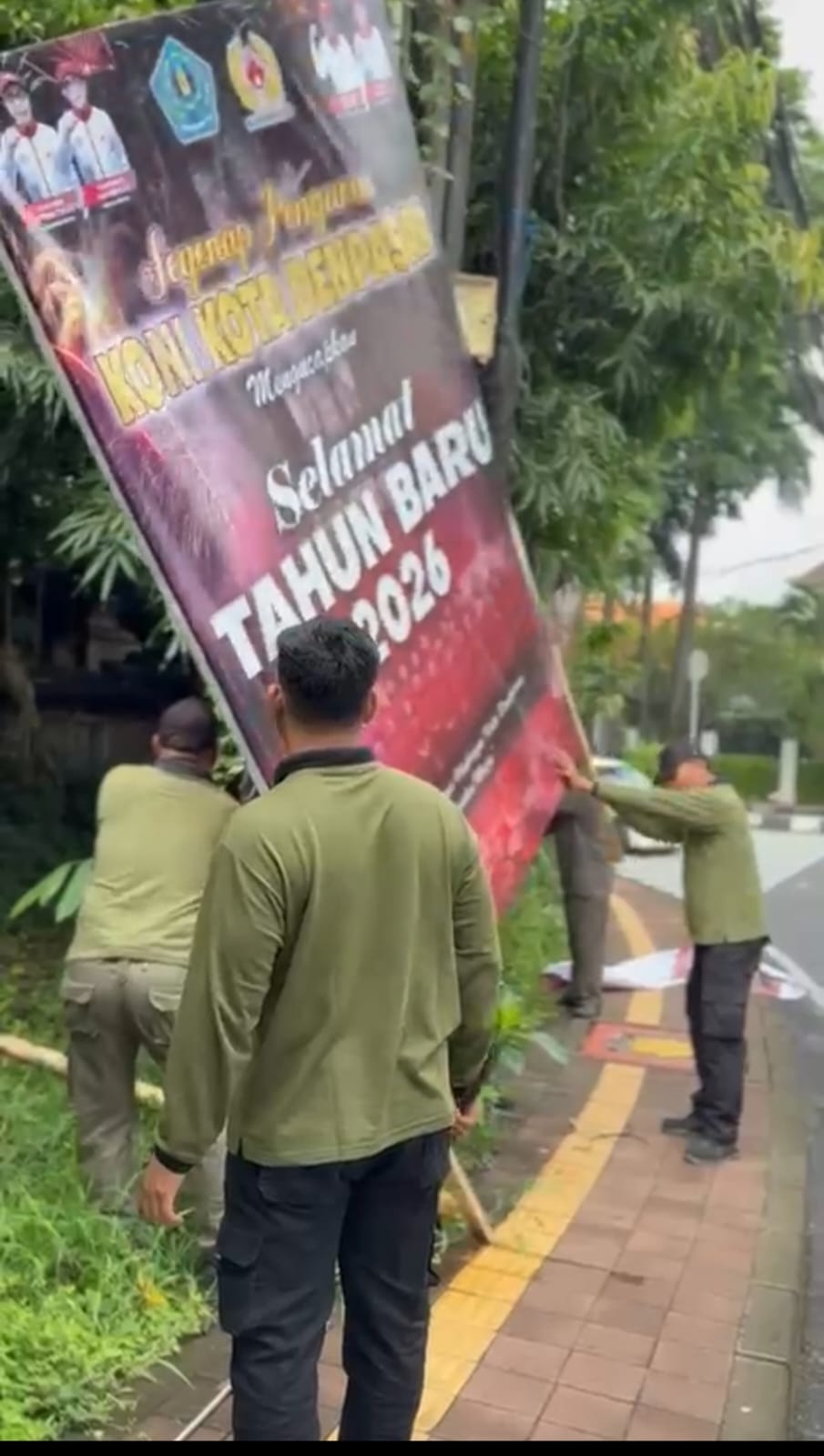 Tegakan Perda,  Satpol PP Denpasar Tertibkan  Baliho, Spanduk, Banner Tidak Sesuai di Fasilitas Umum