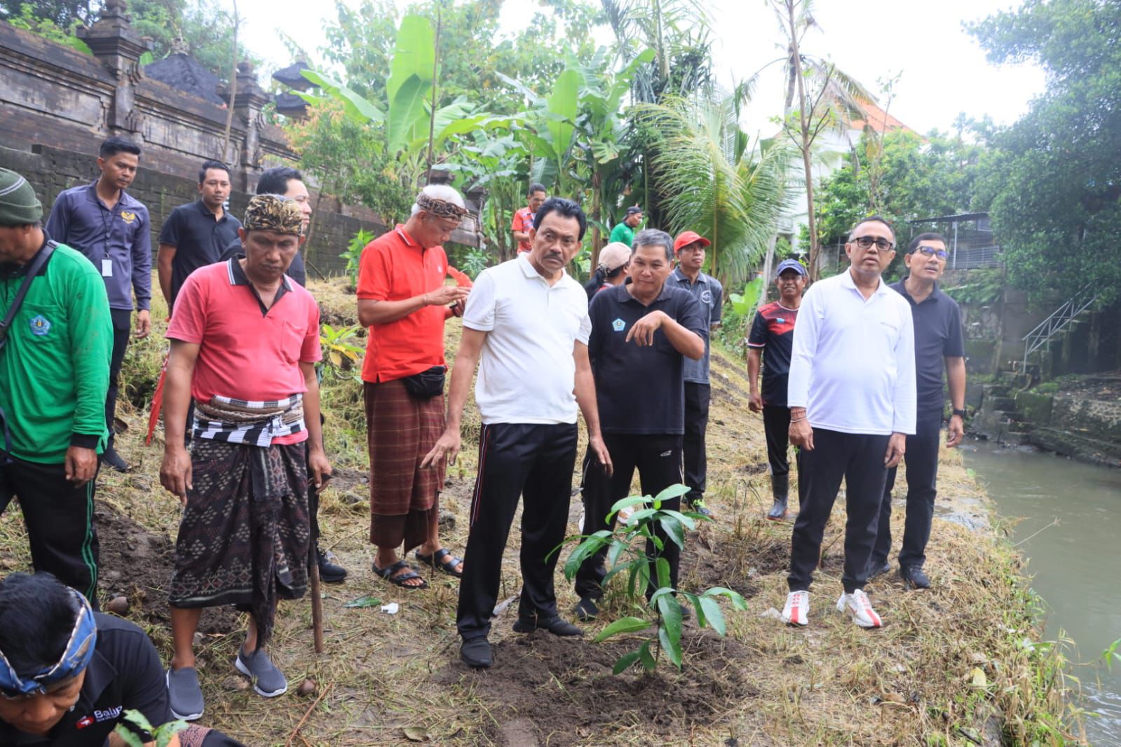Bersama Bapak Angkat Kebersihan dan Elemen Desa Adat Walikota Jaya Negara Hijaukan Pura Beji Penatih