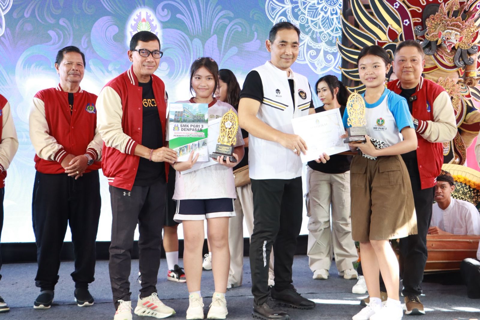 Pj. Sekda Denpasar, Eddy Mulya Hadiri Puncak HUT Ke-26 SMK PGRI 3 Denpasar