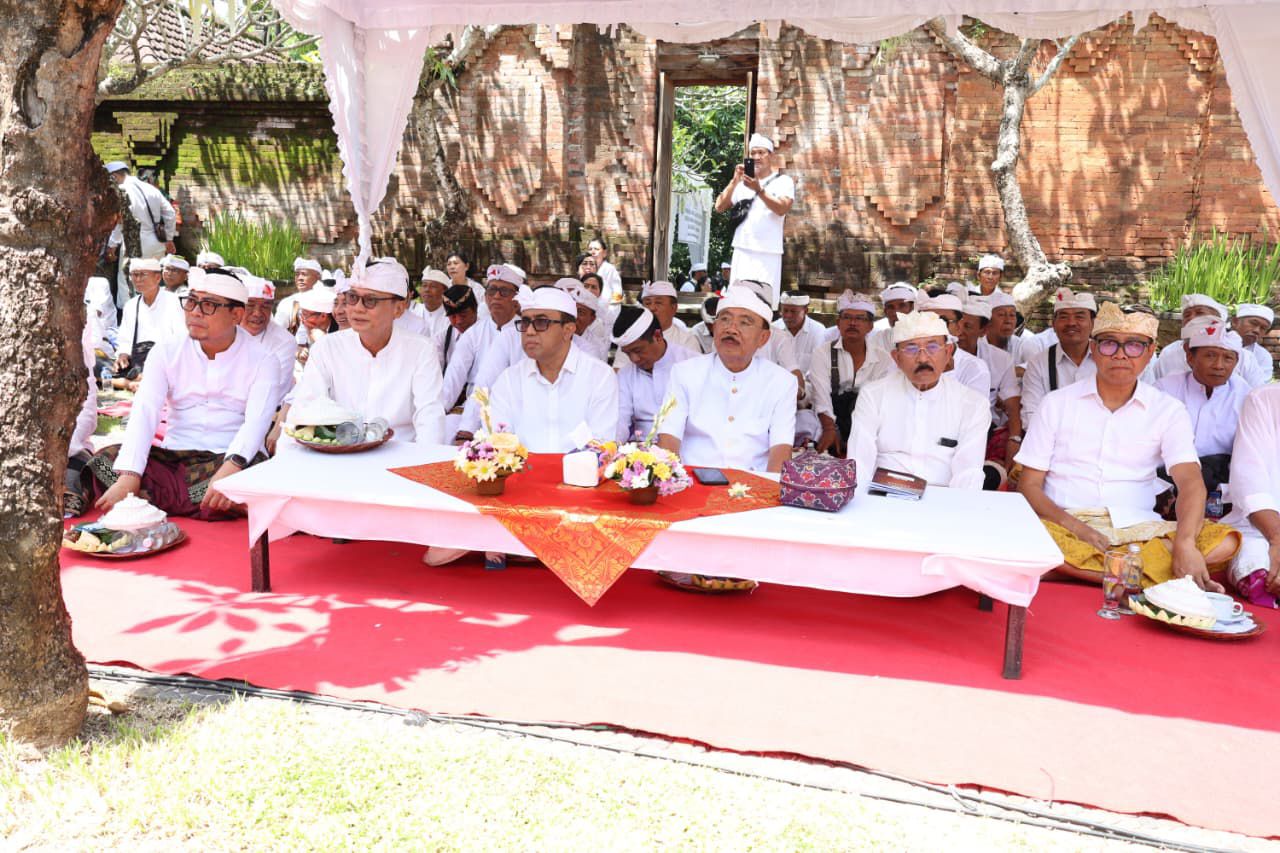 Wali Kota Denpasar Jaya Negara Hadiri Upacara Giri Pati Agung di Pura Luhur Dalem Mutering Jagat Kertalangu