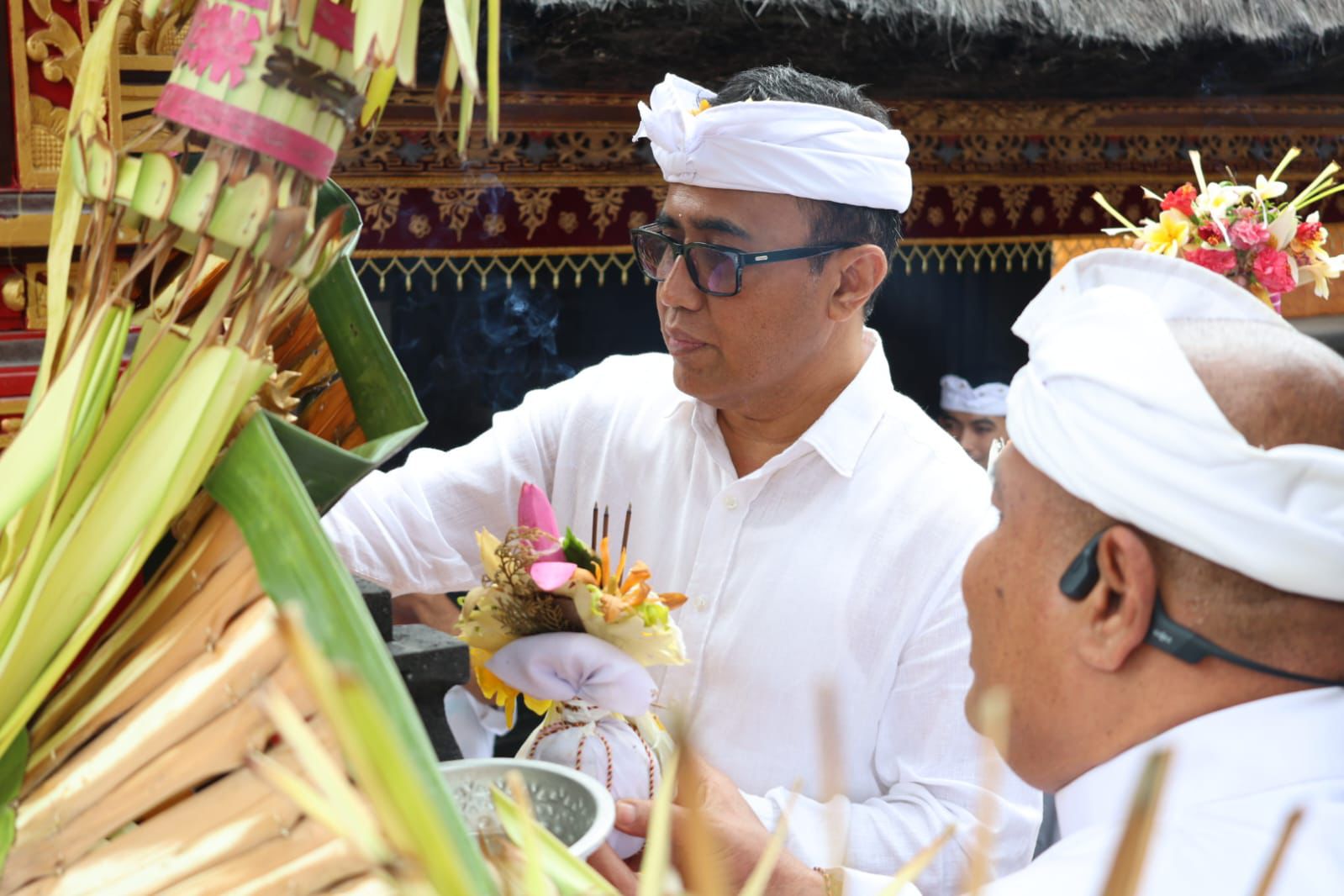 Walikota Jaya Negara Ikuti Prosesi Mendem Pedagingan di Pura Pemayun Banjar Tegal Gede Denbar