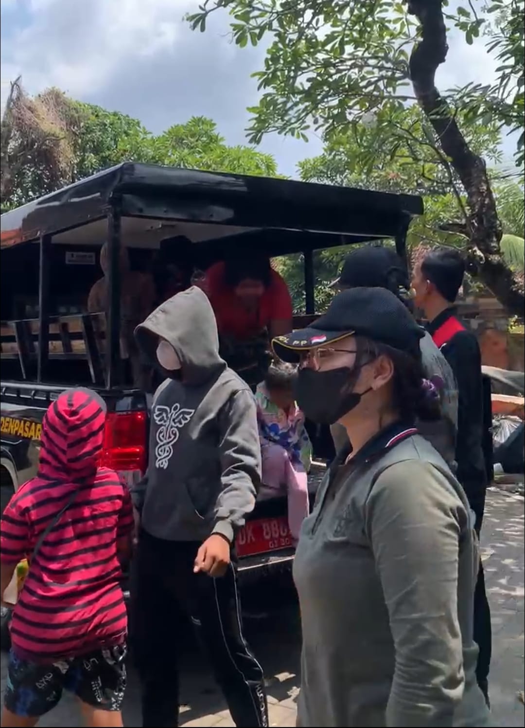 Satpol PP Kota Denpasar Tertibkan 8 Gepeng Pengamen di Sejumlah Traffic Light