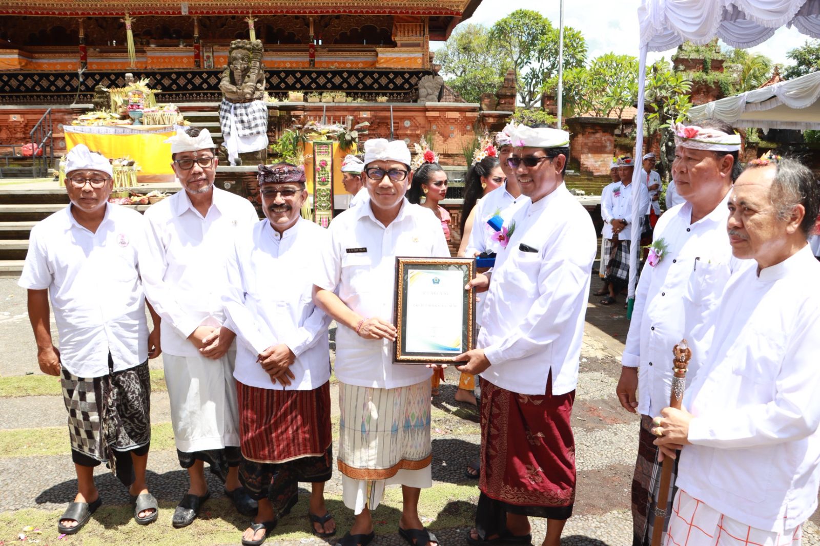 Sekda Eddy Mulya Hadiri Upacara Majaya-Jaya Bendesa dan Prajuru Desa Adat Kesiman