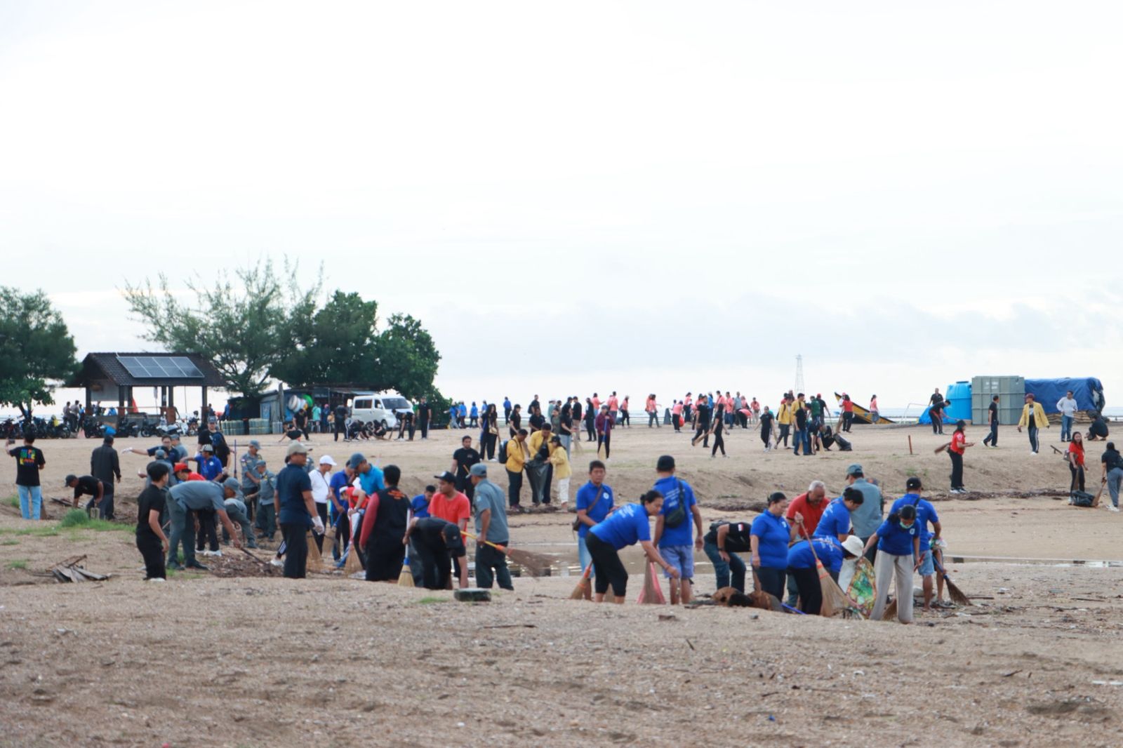Pemkot Denpasar Gelar Aksi Serentak Bersih-bersih Pantai Sanur 