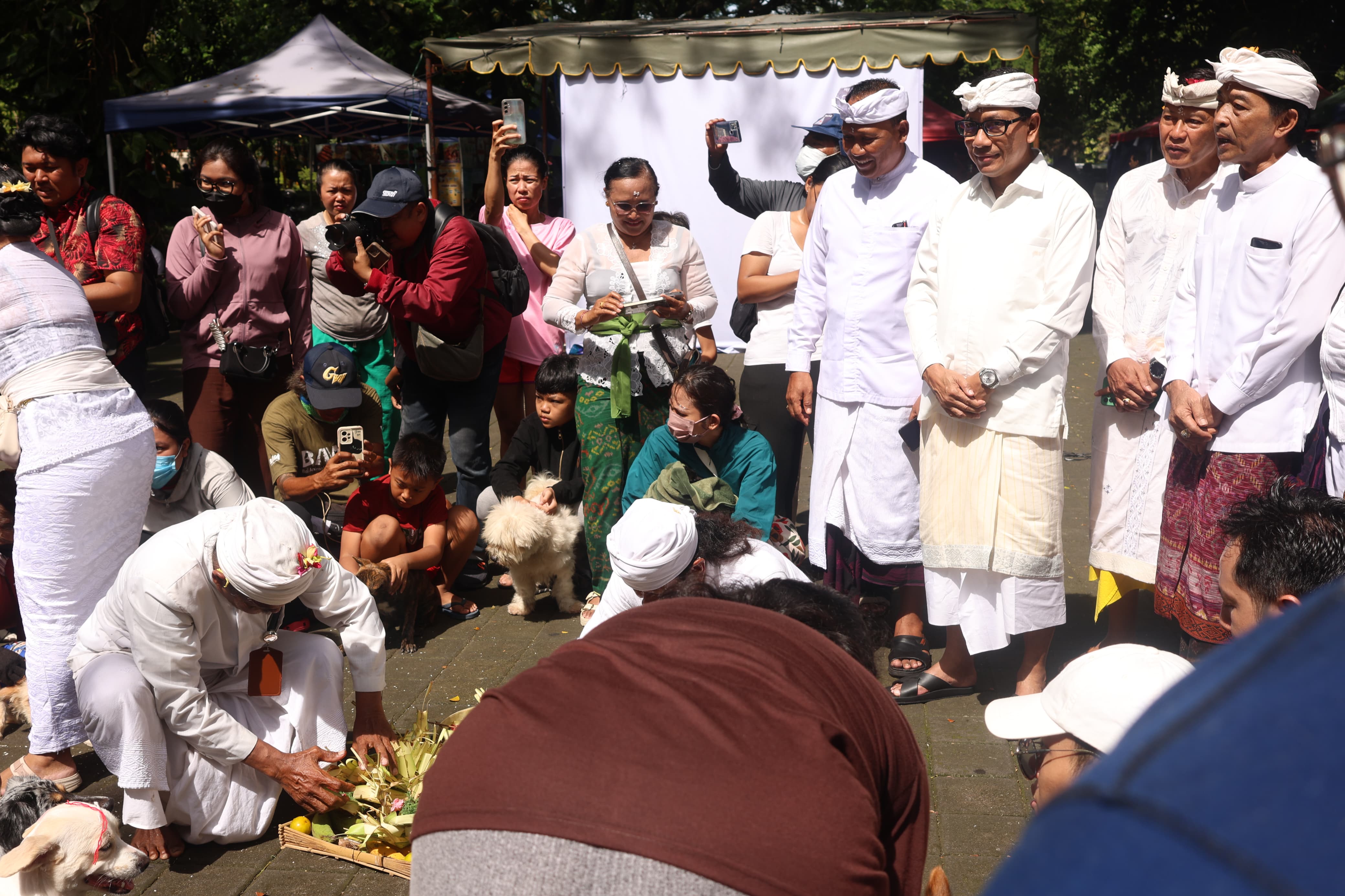 Pemkot Denpasar Laksanakan Persembahyangan dan Vaksinasi Hewan Gratis Serangkaian Hari Raya Tumpek Uye