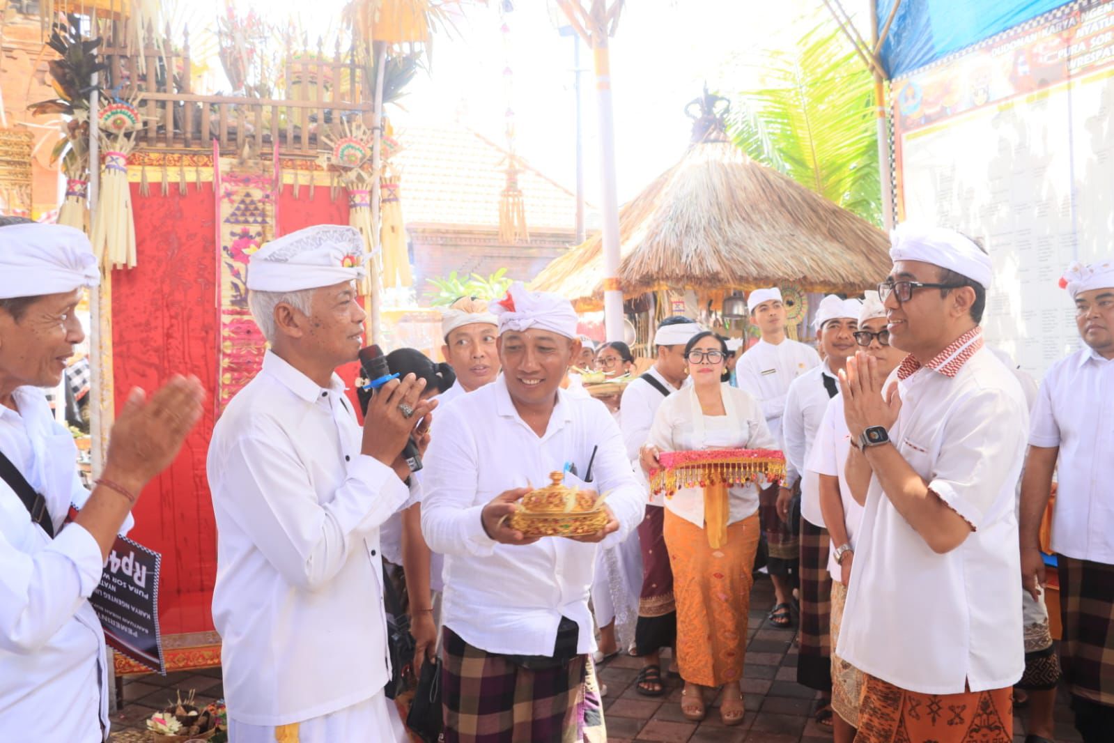  Walikota Jaya Negara Hadiri Puncak Karya di Pura Sor Waringin Ulun Desa Padangsumbu