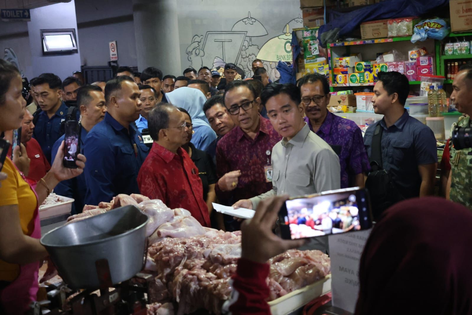 Wali Kota Jaya Negara Dampingi Kunjungan Wapres RI Gibran ke Pasar Badung  Dorong Subsidi Untuk Pedagang Pasar, Sebagai Upaya Tekan Laju Inflasi