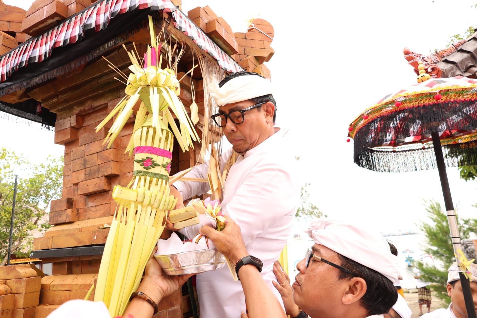 Wawali Arya Wibawa Mendem Pedagingan di Pura Segara Giri Wisesa Sidekarya