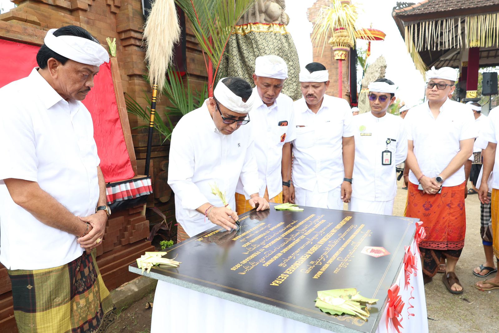 Wali Kota Jaya Negara Hadiri Pemelaspasan Candi Bentar dan Penyengker Setra Desa Adat Penatih. 