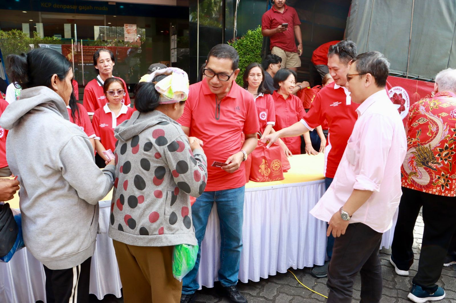 Sekda Eddy Mulya Hadiri Aksi Sosial dan Berbagi 1.200 Paket Sembako Yayasan MTB Henhao Bali  Junjung Semangat Keberagaman, Wujudkan Denpasar Kota Toleransi 