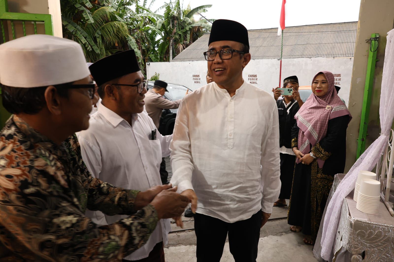 Walikota Jaya Negara Hadiri Buka Puasa Bersama di Musholla Thoriqussalam