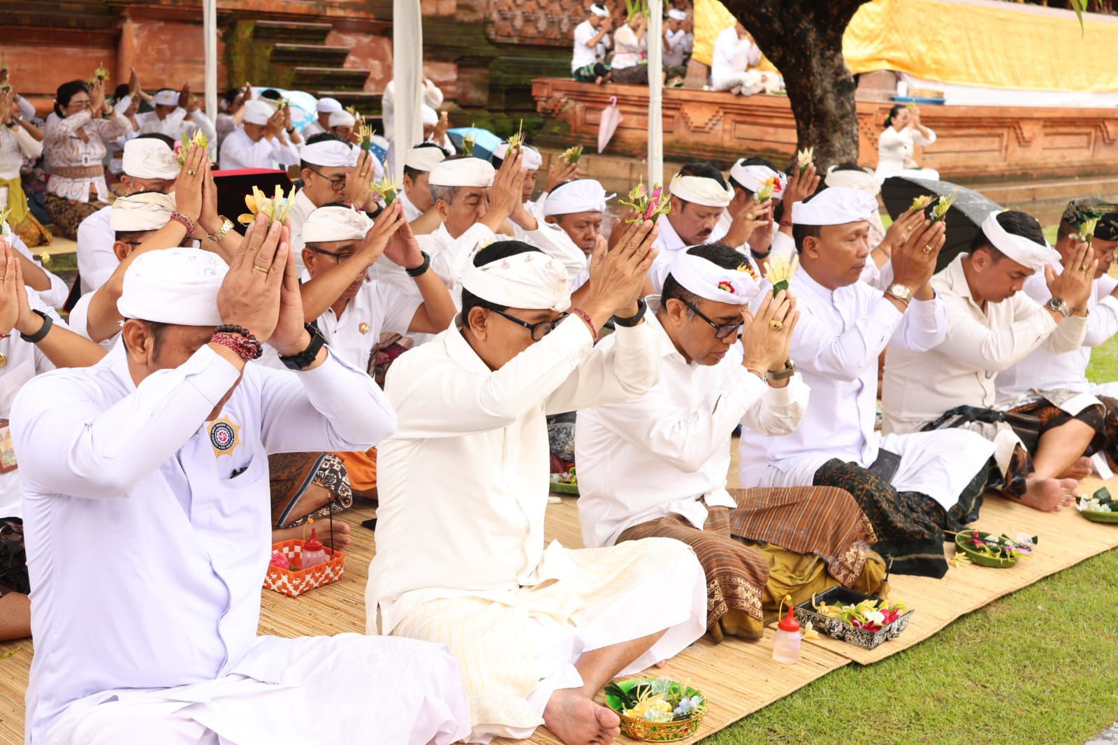 Pemkot Gelar Persembahyangan Bersama di Pura Agung Jagatnatha. 