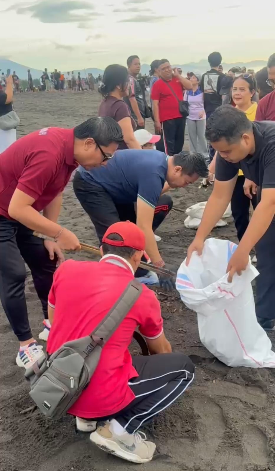 Dukung Aksi Bersih Serentak se-Bali Wawali Arya Wibawa Pimpin Aksi di Kawasan Pantai Biaung