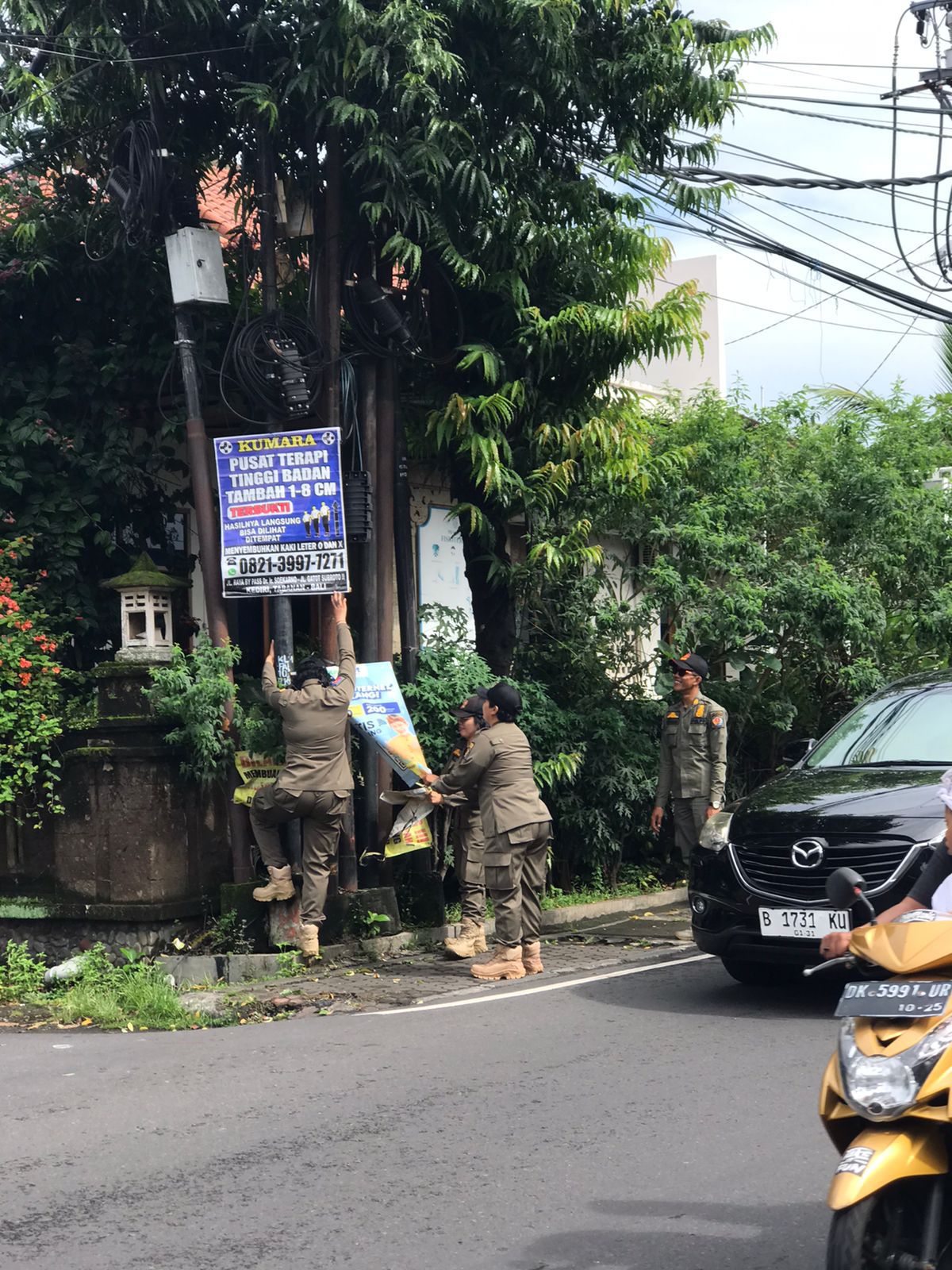 Sasar Sejumlah Ruas Jalan, Satpol PP Denpasar Tertibkan Puluhan Media Promosi