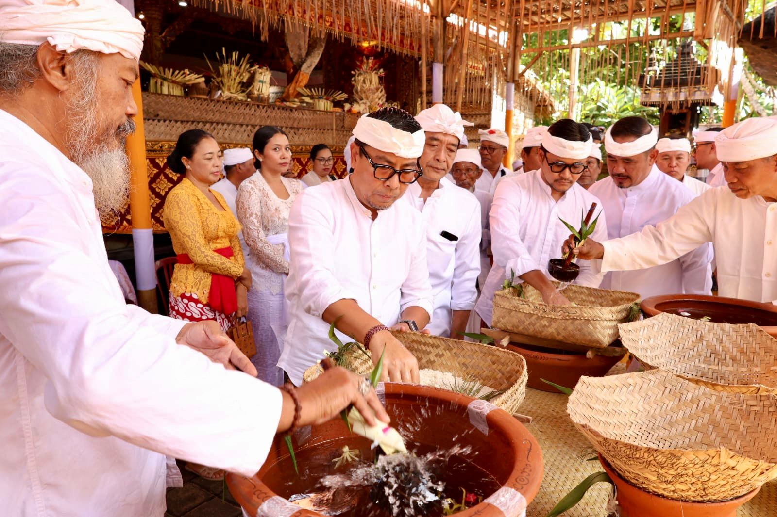 Wawali Arya Wibawa Hadiri Karya Pedudusan Alit Pura Desa Lan Bale Agung Desa Adat Penyaringan Sanur