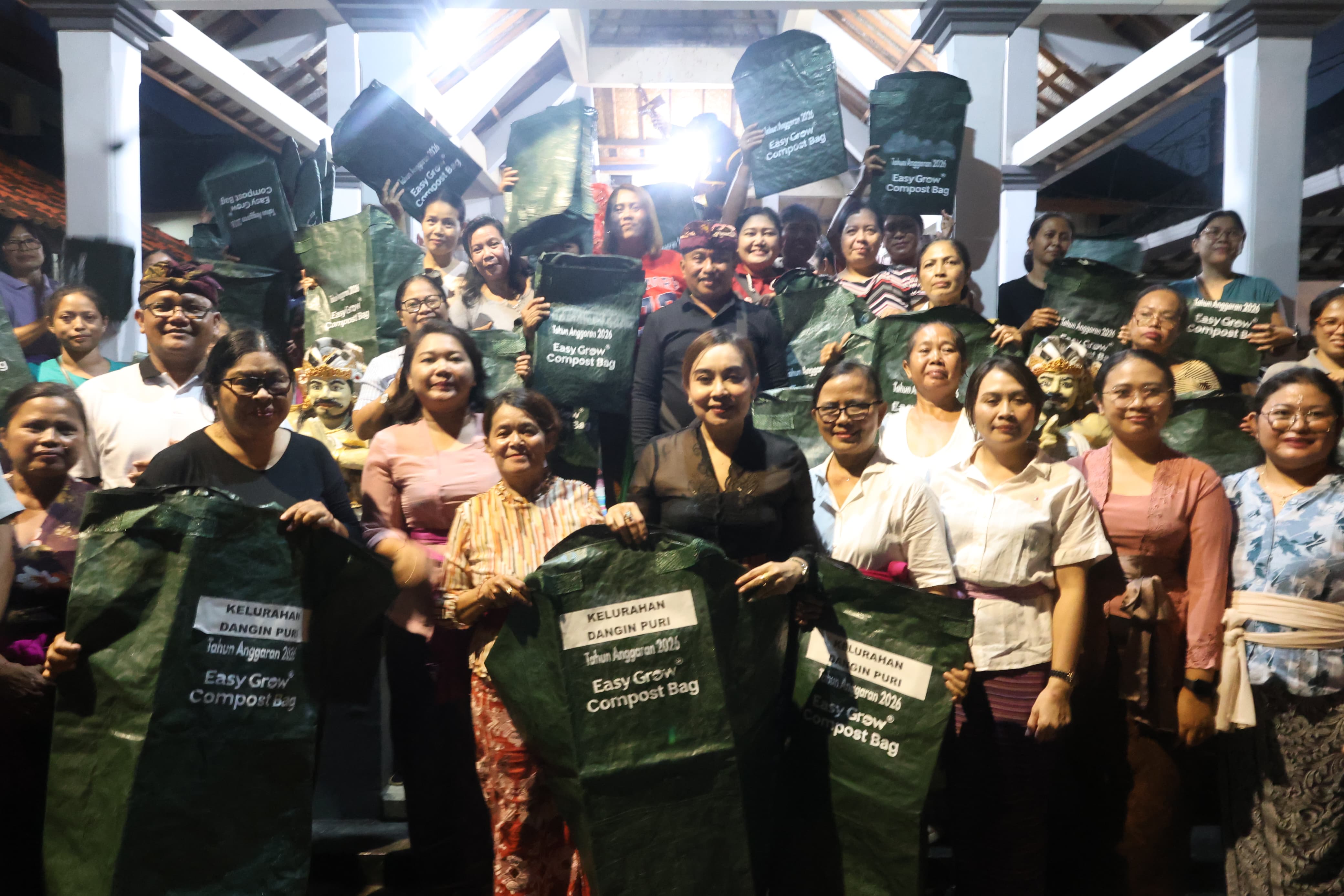 TP PKK Kota Denpasar Sosialisasikan Pengelolaan Sampah Berbasis Sumber di Banjar-Banjar    Juga Bagikan Ratusan Compost Bag Gratis Bagi Warga 