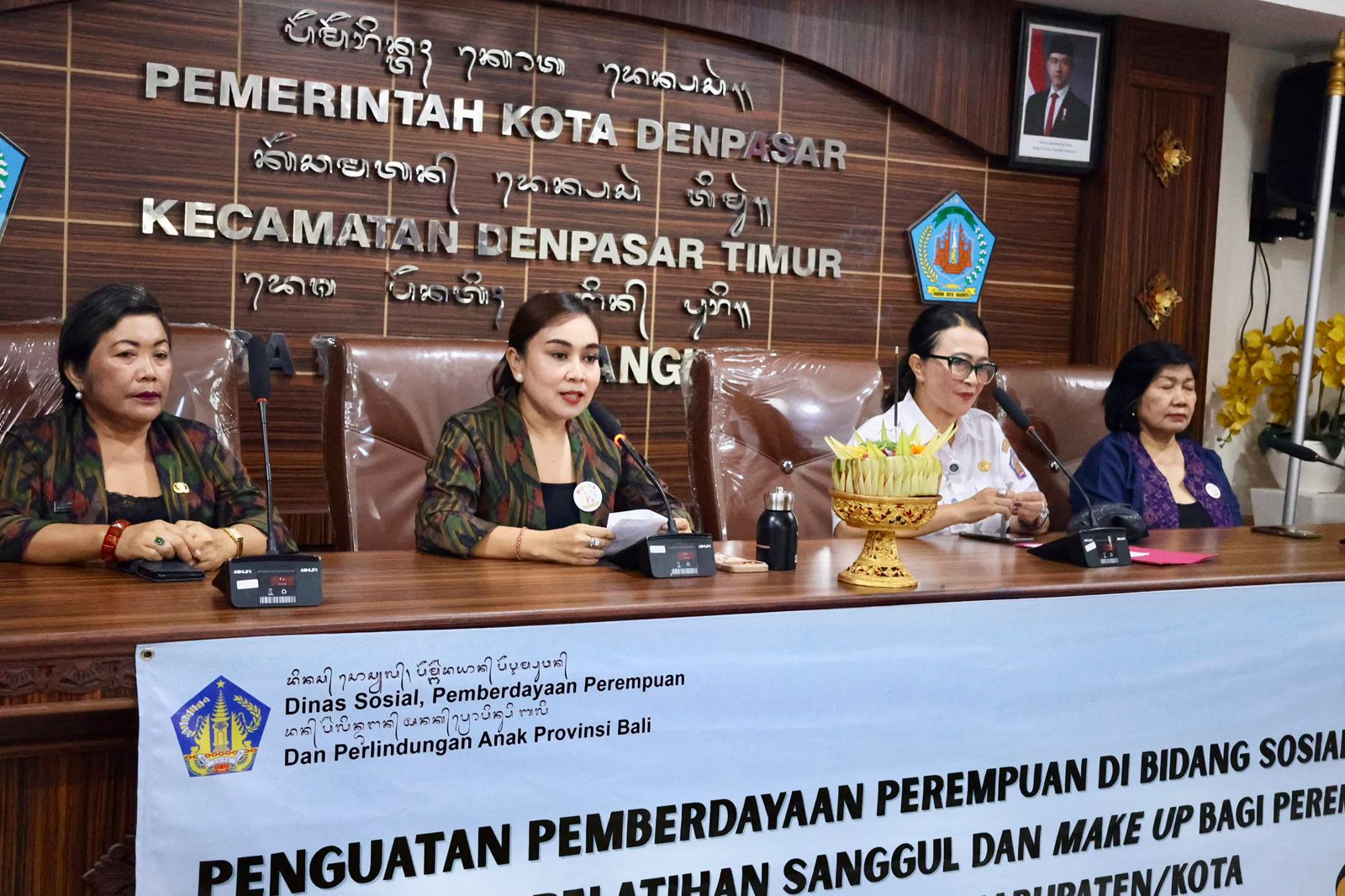 Kaum Perempuan Desa Penatih Dangri Dibekali Pelatihan Sanggul dan Tata Rias,  Ketua FK PUSPA Kota Denpasar, Ny. Ayu Kristi Sebut Jadi Wahana Pemberdayaan dan Penguatan Sosial Ekonomi. 