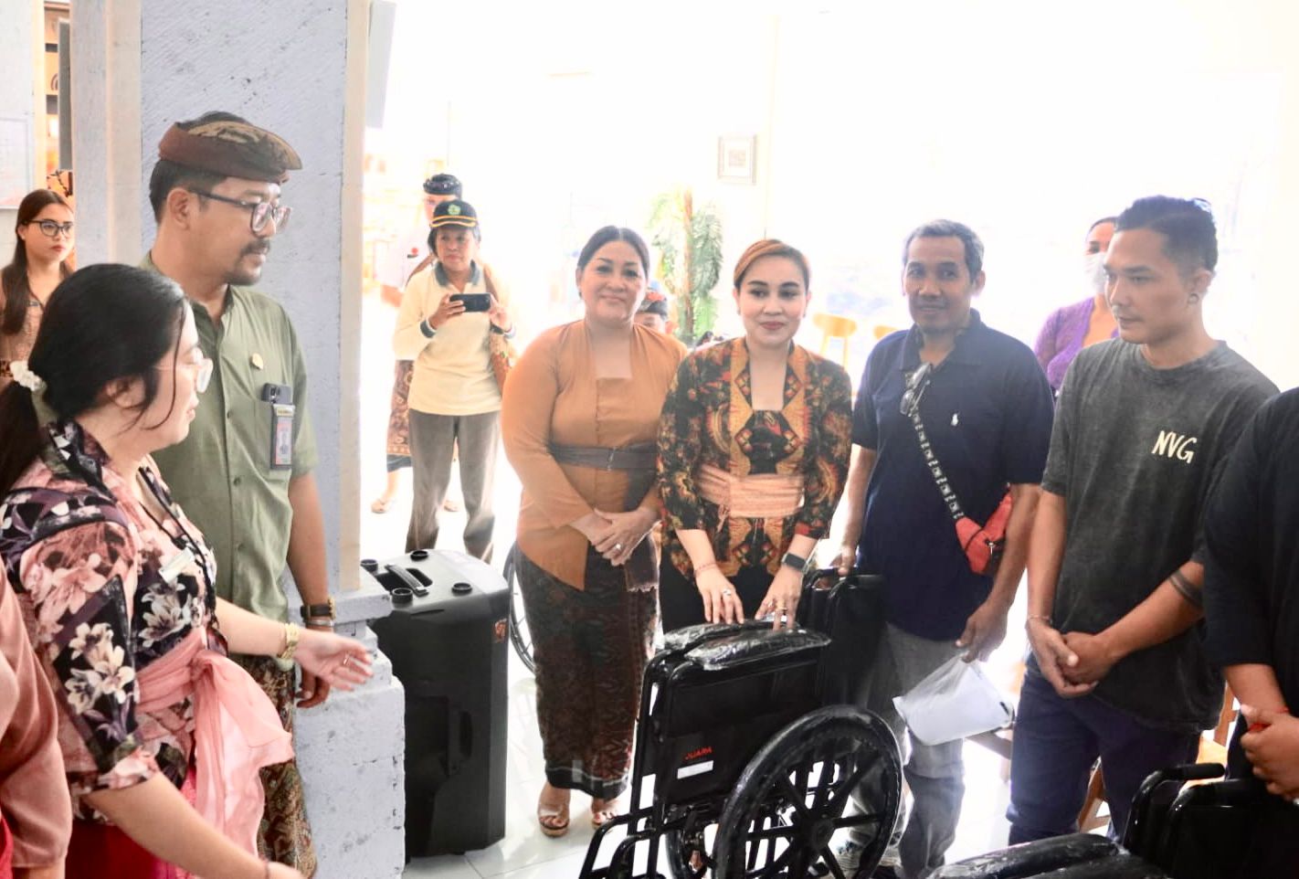 Perkuat Pelayanan Sosial, Pemkot Denpasar Salurkan 100 Kursi Roda