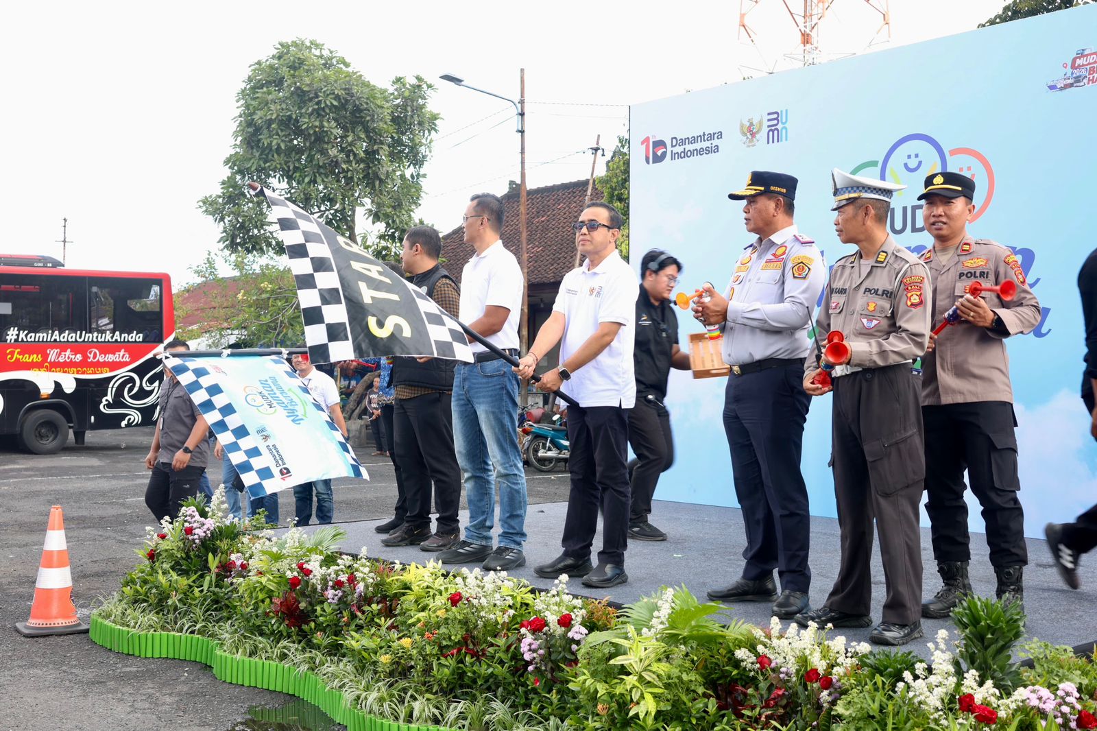 Walikota Jaya Negara Lepas 13 Bus Peserta Mudik Nyaman Bersama PLN.