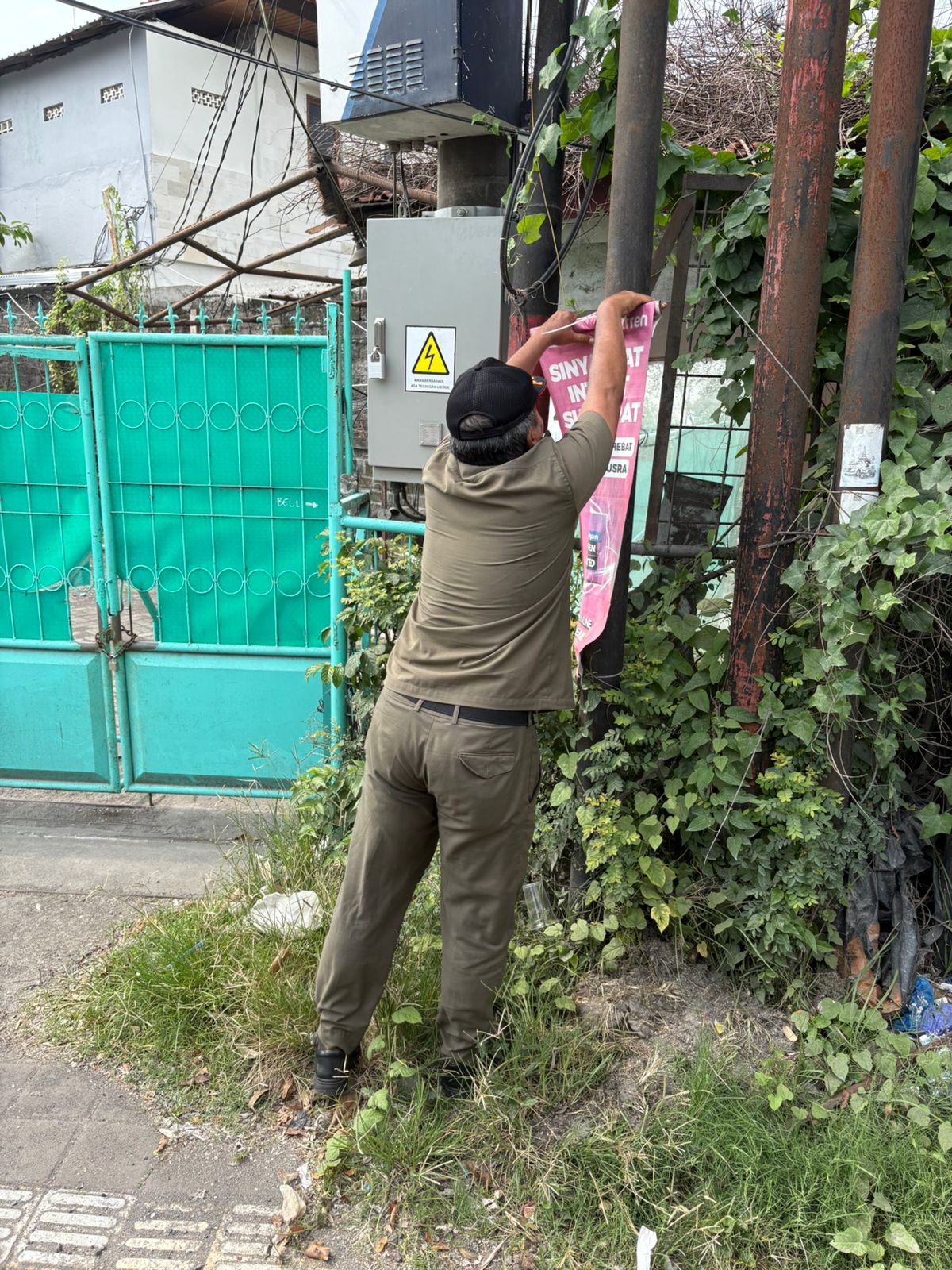Satpol PP Kota Denpasar Tertibkan Baliho dan Spanduk di Fasilitas Umum