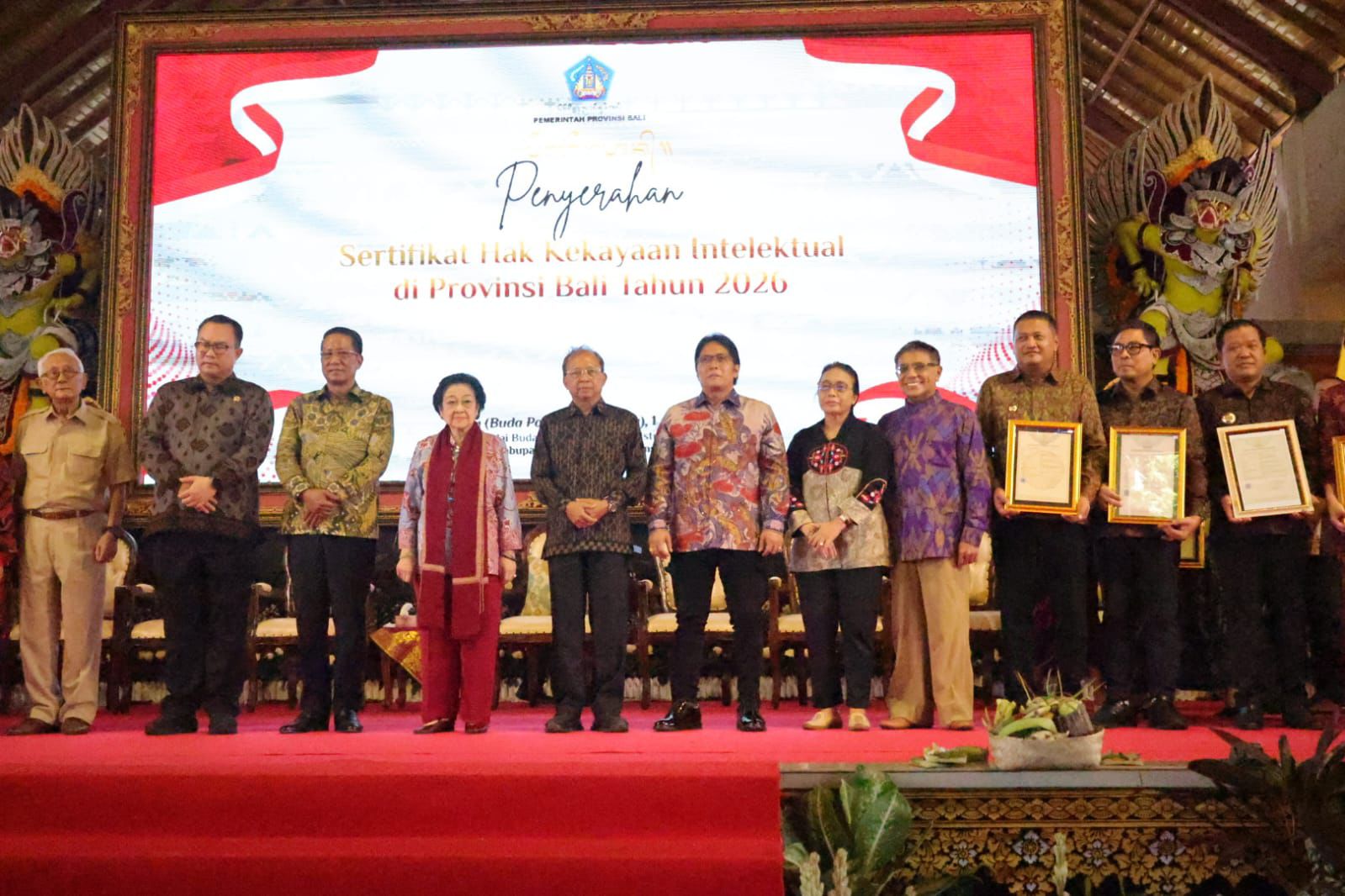 Wawali Arya Wibawa Terima Serifikat HAKI Tari Sekar Jempiring Kota Denpasar. 