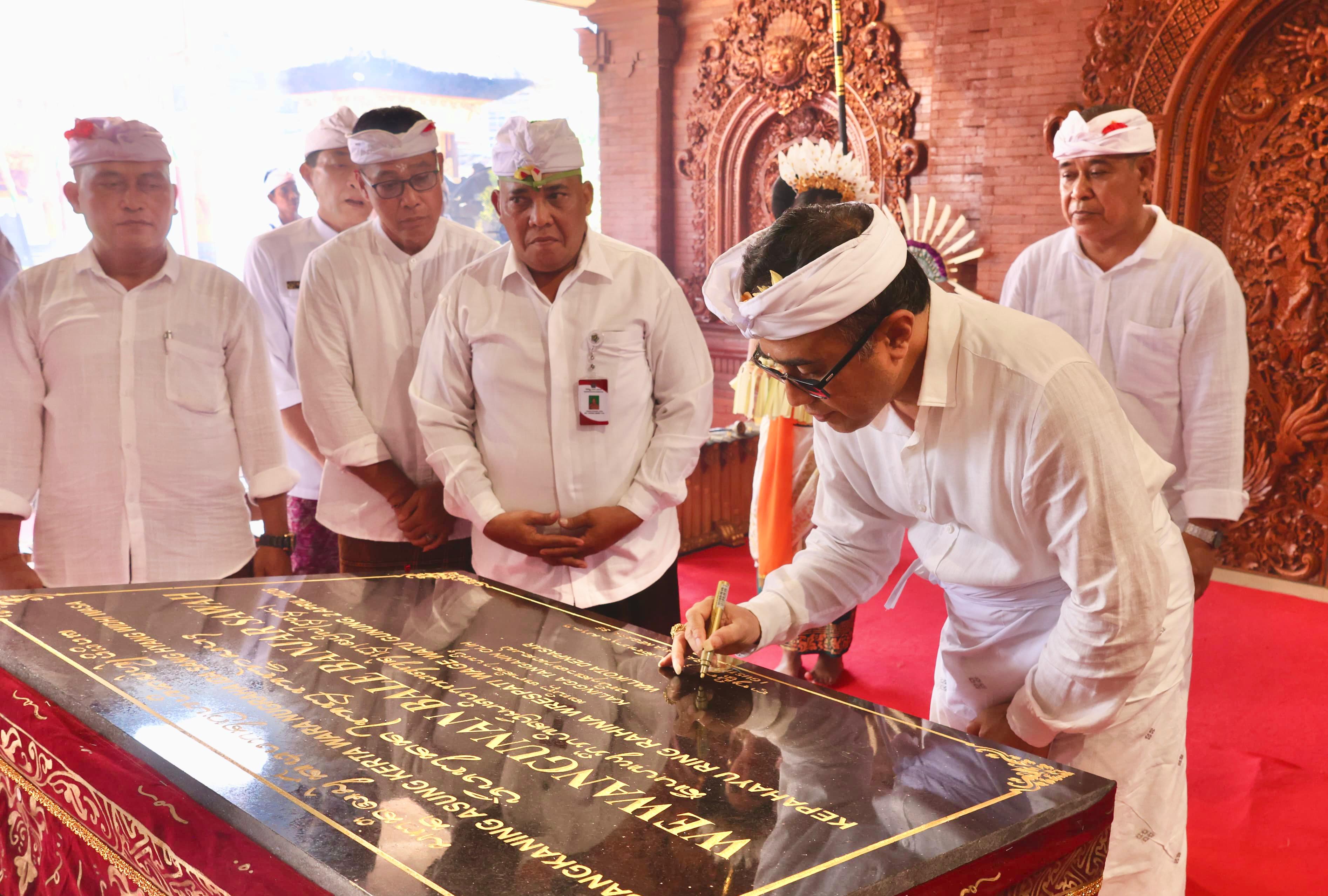 Walikota Jaya Negara Hadiri Melaspas Balai Banjar Sawah, Desa Adat Pedungan 