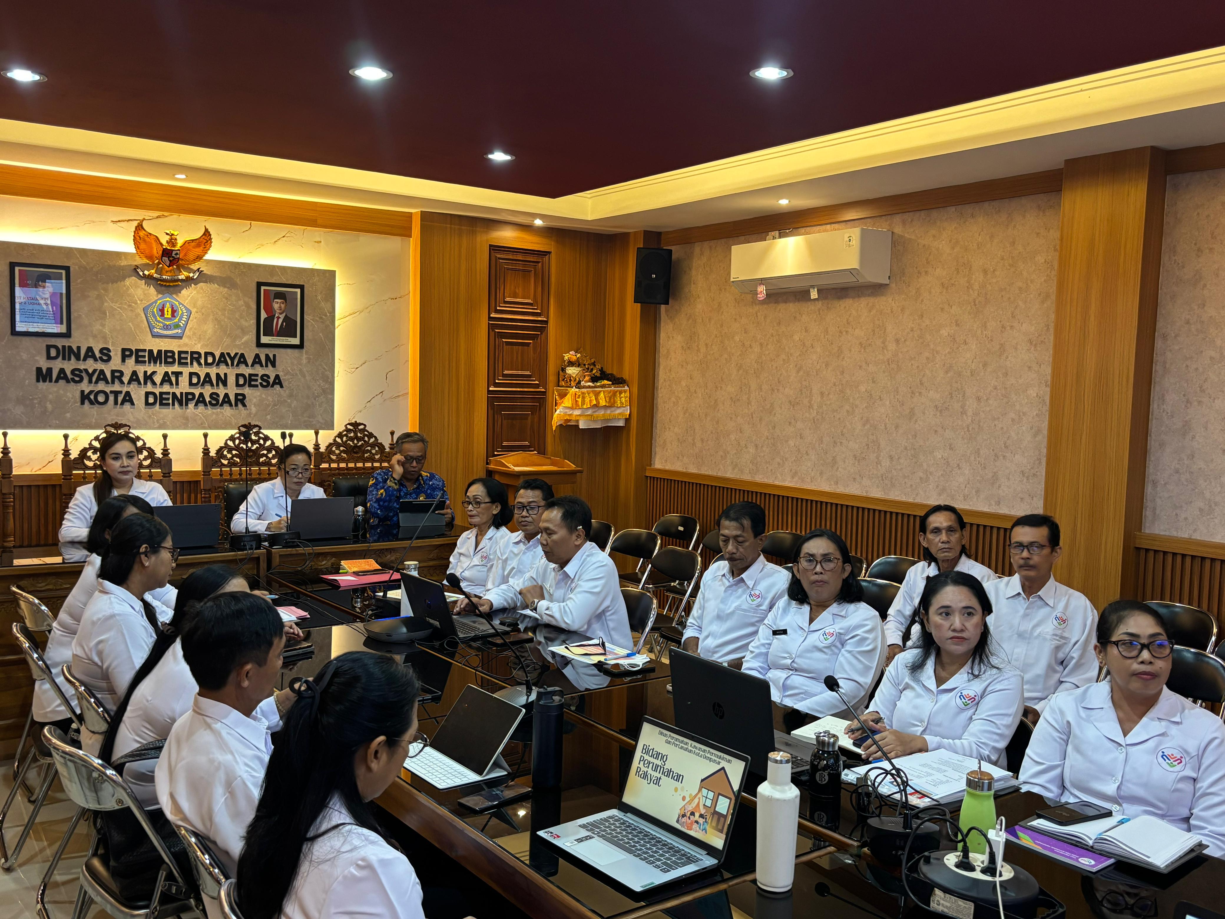 Ketua TP. Posyandu Ny. Sagung Antari Pimpin Rapat Penguatan Kelembagaan dan Kader Posyandu di Kota Denpasar. 
