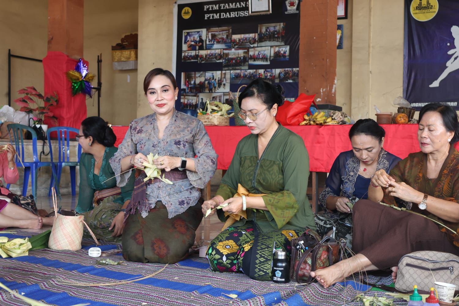 WHDI Denpasar Berikan Pelatihan Banten Otonan Bagi Ibu-ibu PKK di Lingkungan Taman Sekar, Padangsambian 