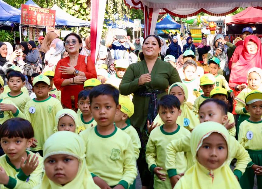 Ketua PP PAUD Kota Denpasar Ny. Suwandewi Eddy Mulya Buka Semarak Gebyar Kreativitas TK Aisyiyah Kota Denpasar. 