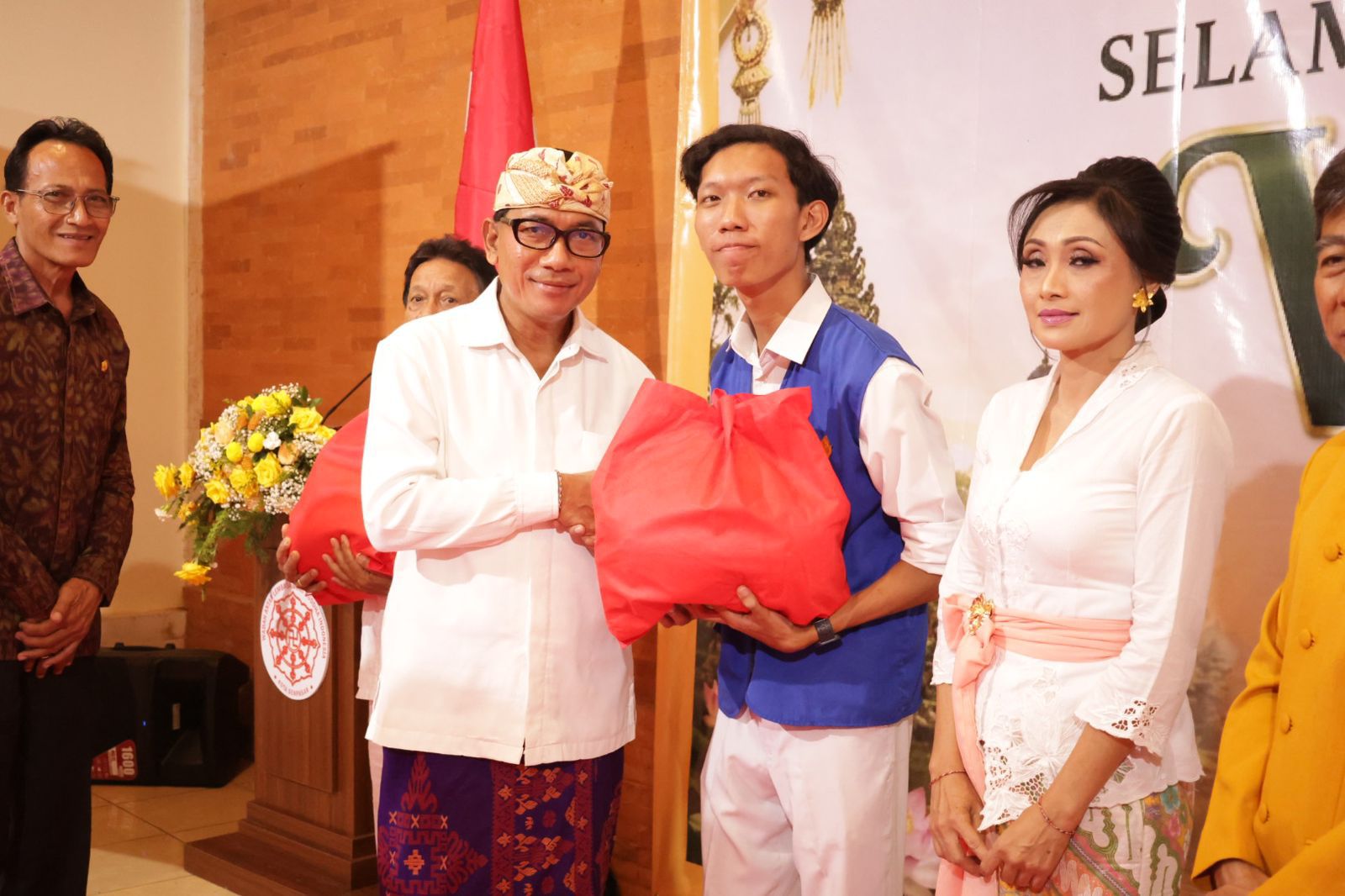 Sebanyak 2.500 Umat Ikuti Perayaan Waisak di Vihara Buddha Sakyamuni   Sekda Eddy Mulya: Jadi Ruang Pembelajaran Welas Asih hingga Kebersamaan. 