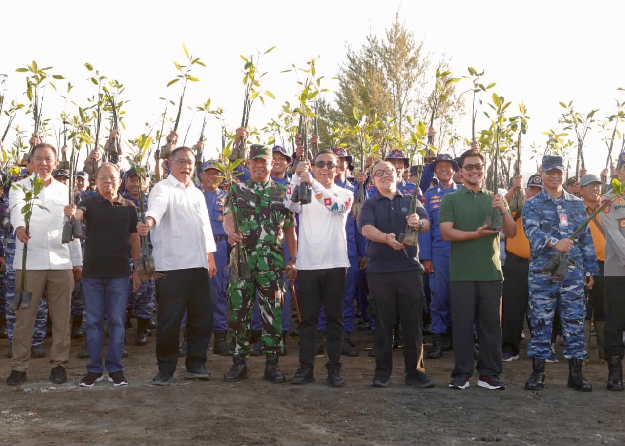 Upaya Memuliakan Bumi, Walikota Jaya Negara Ikuti Aksi Tanam 3000 Pohon Mangrove di Mangrove Arboretum Park, Pedungan 