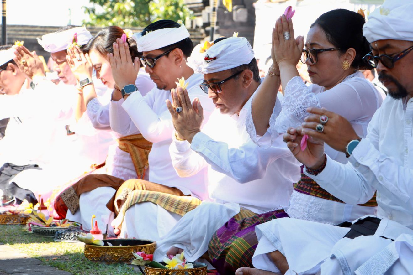 Pemkot Denpasar Ngaturang Bhakti Pujawali Ring Puncak Karya Aci Purnama Kasa di Pura Pengubengan Besakih